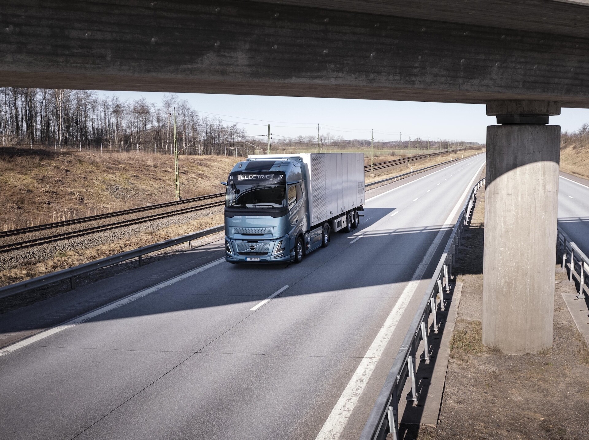 Volvo Trucks receives order for 300 electric trucks from DSV